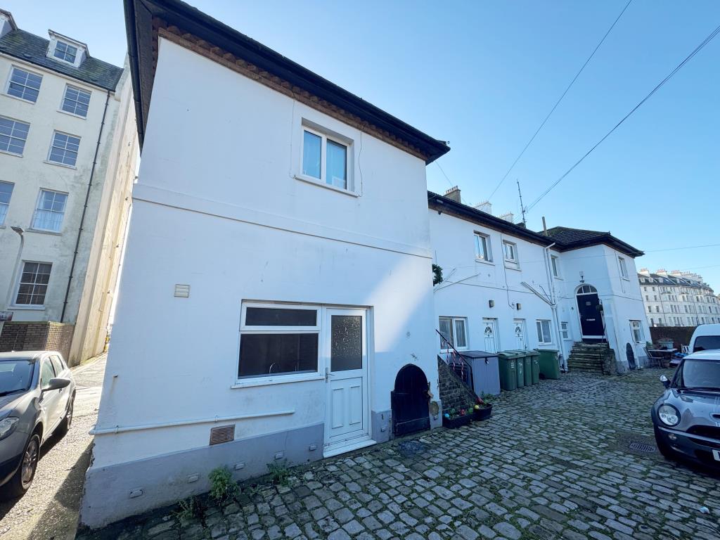 Lot: 81 - FREEHOLD BLOCK OF FOUR TWO-BEDROOM FLATS - Outside of property